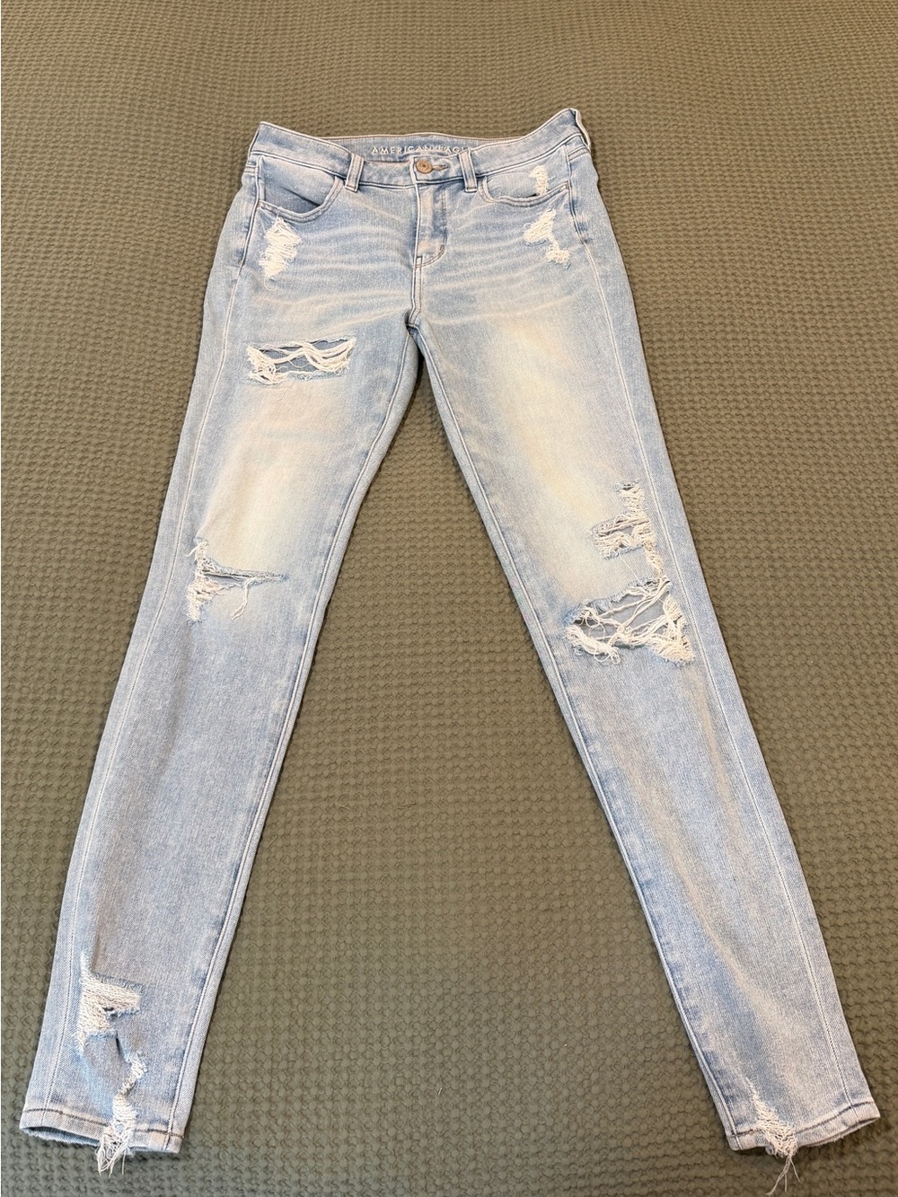 American Eagle Light Wash Distressed  Skinny Jeans/High-Rise Jegging